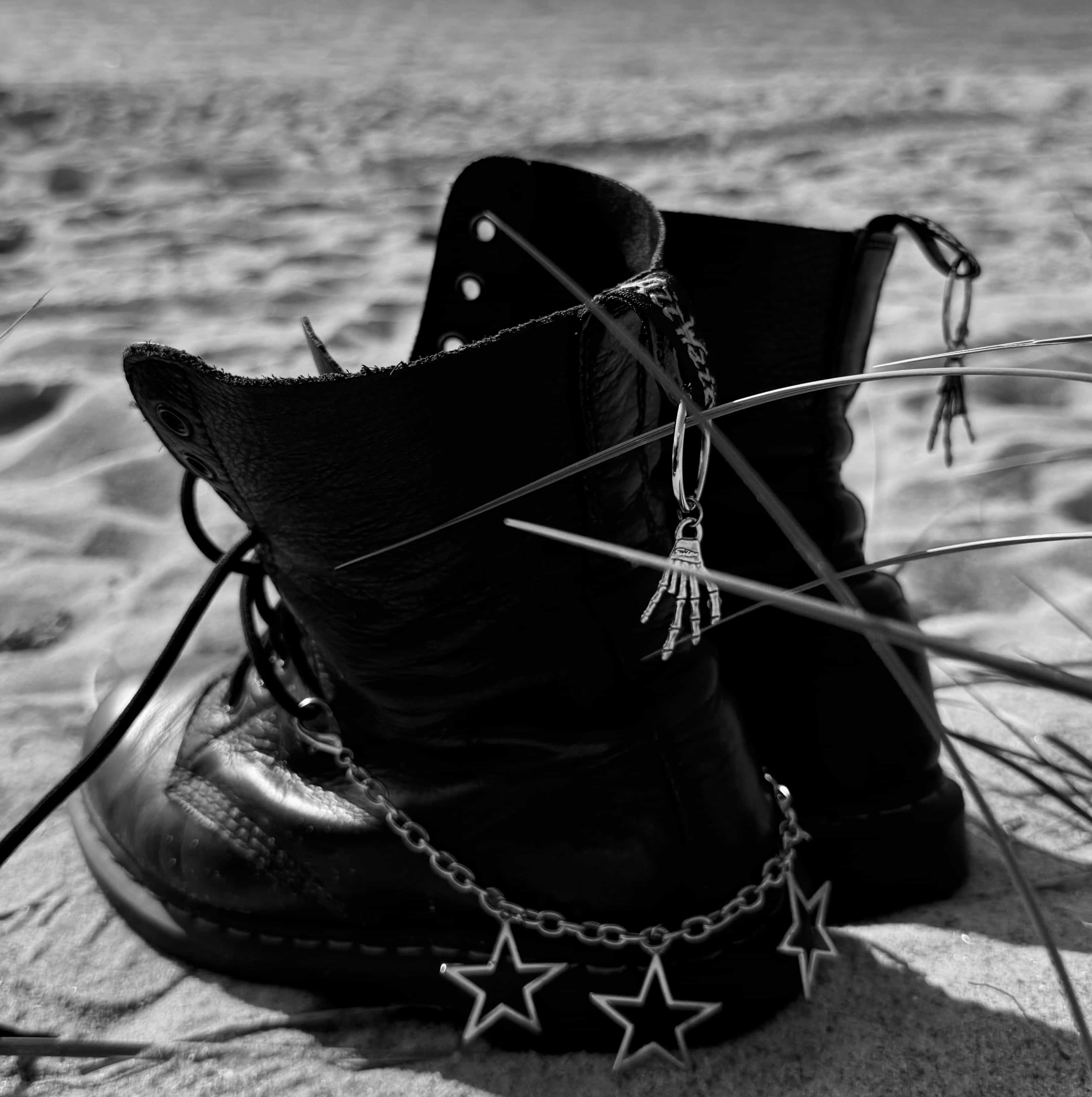 LOVEBRAND Dr. Martens – Stiefel im Sand mit Sternenkette
